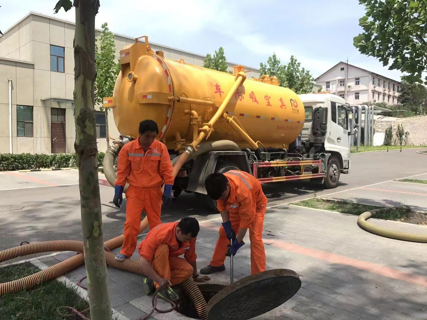 枣强管道疏通车停在窨井附近