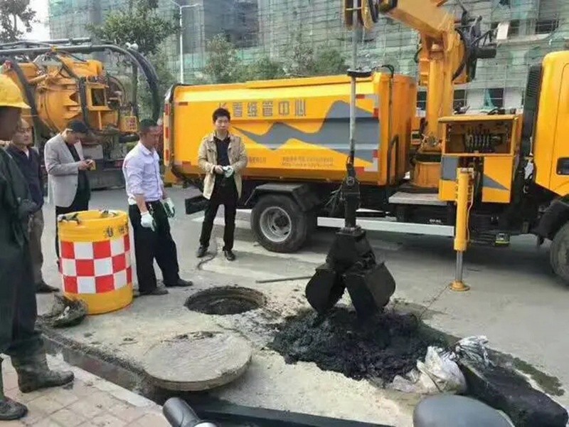 枣强街道：网格员化身“清道夫”，为民解忧疏通“堵心”化粪池