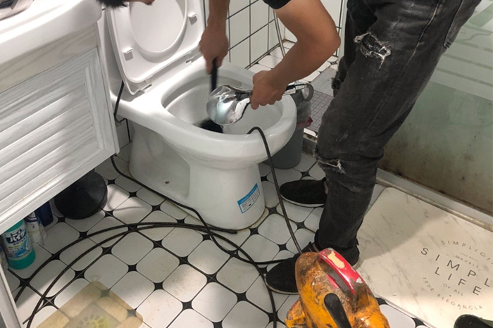 枣强马桶堵塞自己疏通还是找师傅?专业上门服务让你省时更省心
